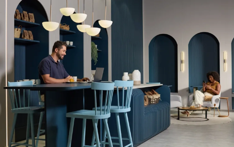 As curvas também estão presentes em ambientes de uso coletivo, reforçando a sensação de acolhimento e identidade visual. Créditos: Haluz